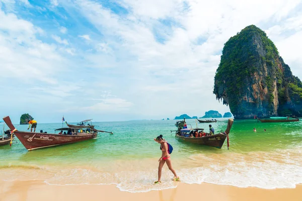 Krabi Thailand Július Turisták Pihenhetnek Railay Strandon Nyáron Július 2015 — Stock Fotó