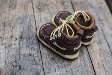 Ahşap arka planda çocuk eski ayakkabı deseni