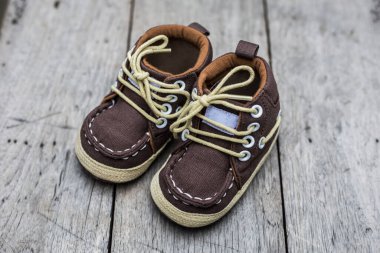 Ahşap arka planda çocuk eski ayakkabı deseni