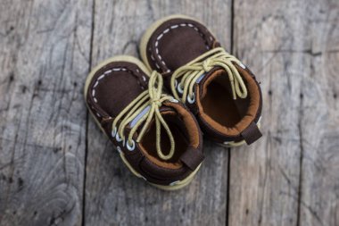 Ahşap arka planda çocuk eski ayakkabı deseni