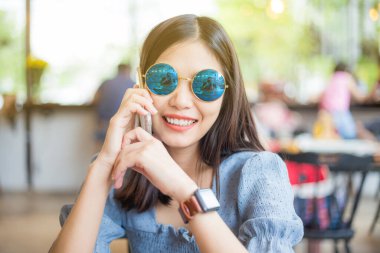 Yuvarlak güneş gözlüklü genç ve güzel kadınlar klasik kafede rahatlar, moda kadınları.