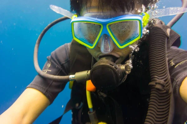Прыгун Аквалангом Маске Подводный Гидрокостюм Делают Селфи Фото Летом Отдыха — стоковое фото