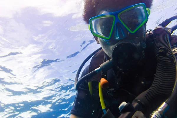 마스크를 잠수복을 스쿠버 다이빙 선수가 여름휴가 사진을 셀카로 찍는다 — 스톡 사진