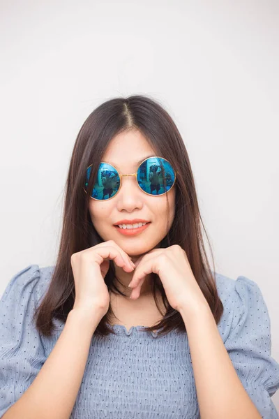 Портрет Моды Красивые Азиатские Женщины Солнцезащитных Очках Белом Фоне — стоковое фото
