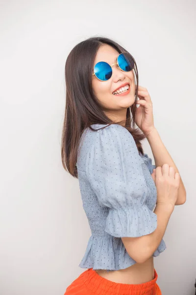 Retrato Moda Hermosa Mujer Asiática Con Gafas Sol Fijación Sobre —  Fotos de Stock