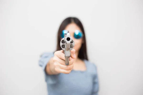 Mujeres Hermosas Inteligentes Apuntando Pistola Revólver Cámara Sobre Fondo Blanco —  Fotos de Stock