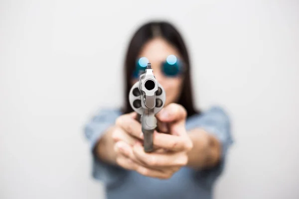 Sexiga Asiatiska Kvinnor Som Innehar Revolver Magnum Pistol Vit Bakgrund — Stockfoto