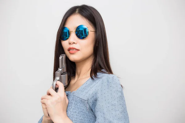 Sexy Asiatique Femmes Tenant Revolver Magnum Gun Sur Fond Blanc — Photo