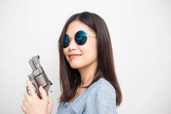 Sexiga Asiatiska Kvinnor Som Innehar Revolver Magnum Pistol Vit Bakgrund — Stockfoto