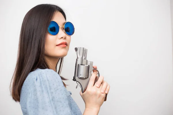 Sexy Asiatique Femmes Tenant Revolver Magnum Gun Sur Fond Blanc — Photo