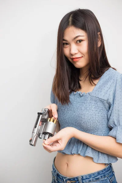 Sexy Asiático Mulheres Segurando Revólver Magnum Arma Fundo Branco — Fotografia de Stock
