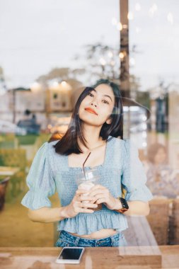 Güzel Asyalı kadınlar sanat kafede içki içip iş kadınlarıyla oturuyorlar.