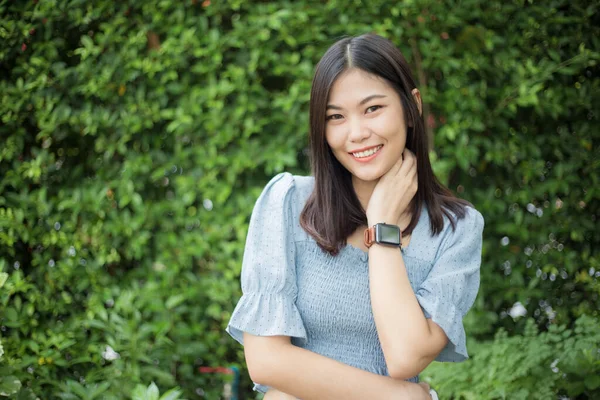 Модний Портрет Красивих Азіатських Жінок Стоять Фоні Літнього Парку Зеленого — стокове фото