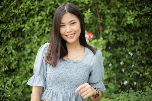 Mode Porträt Der Schönen Asiatischen Frauen Stehen Sommer Park Grünes — Stockfoto