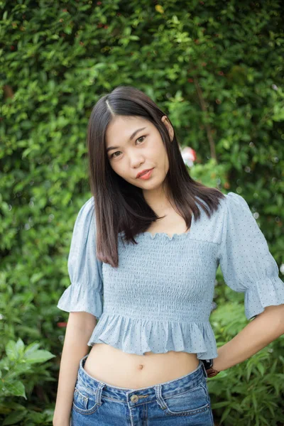 Retrato Moda Belas Mulheres Asiáticas Parque Verão Verde Folha Fundo — Fotografia de Stock