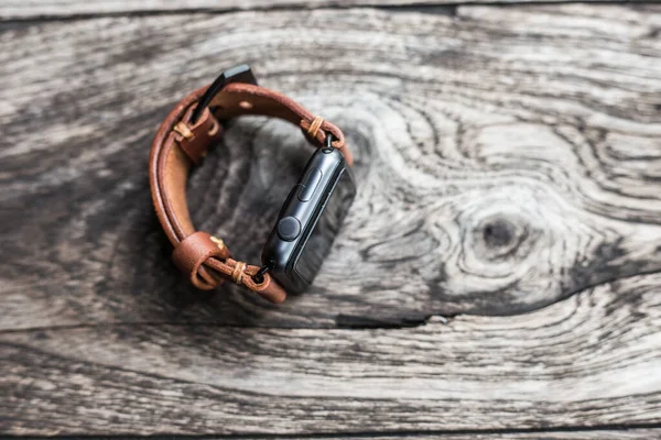 木製の背景に手作りブラウンレザーヴィンテージ腕時計ストラップ職人技 — ストック写真