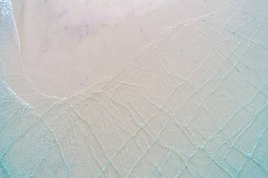 Beyaz kumsal doğası turkuaz deniz dalgası, hava manzaralı tatil konsepti.