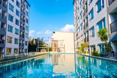 Düşük katlı apartman binasının içinde lüks gümbürtü havuzu, Emlak endüstrisi