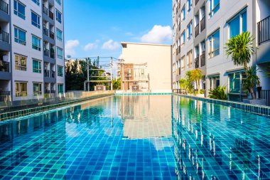 Düşük katlı apartman binasının içinde lüks gümbürtü havuzu, Emlak endüstrisi