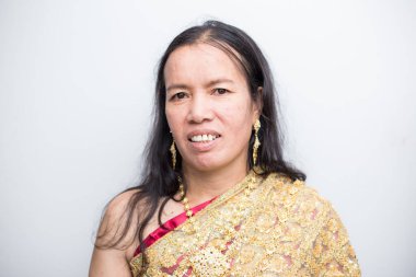 Asyalı kadınlar beyaz arka planda geleneksel ipek elbiseler giyerler.