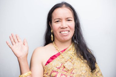 Asyalı kadınlar beyaz arka planda geleneksel ipek elbiseler giyerler.