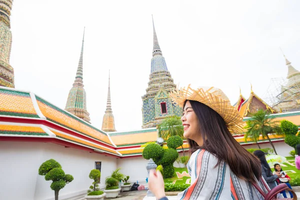 Młody Azjatycki Podróżnik Kobiety Plecakiem Kapelusz Zwiedzanie Spaceru Świątyni Budda — Zdjęcie stockowe