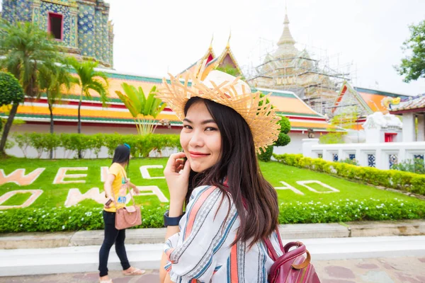 若いアジアの旅行者の女性とバックパックと帽子のツアー仏寺 美しいアジアの女性の中を歩く — ストック写真