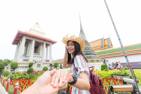 在泰国曼谷 亚洲女游客牵着男朋友来到了清晨的佛寺 — 图库照片