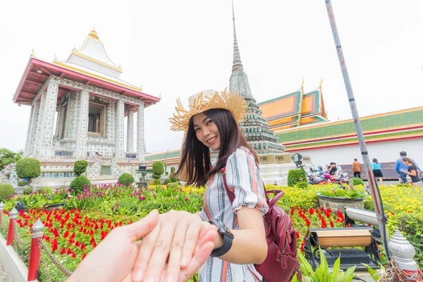 Asiático Turista Mulheres Levando Homem Mão Para Viajar Velho Templo — Fotografia de Stock