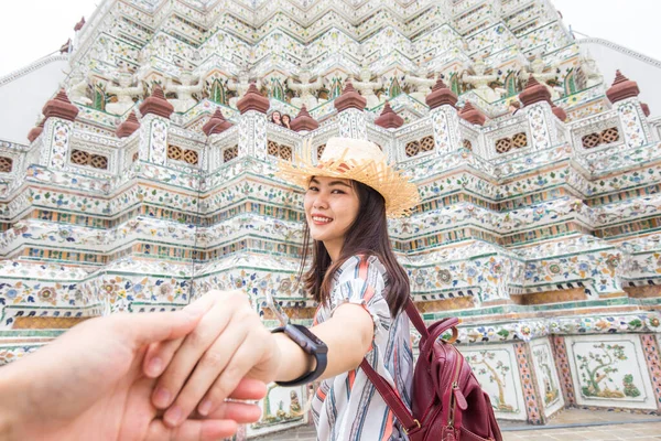 Turista Ázsiai Nők Vezető Barátja Kezét Utazni Buddha Templom Hajnal — Stock Fotó
