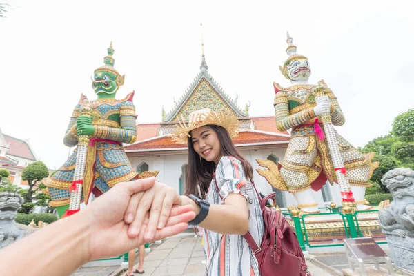 Turistické Asijské Ženy Vedoucí Přítel Ruku Cestovat Buddha Chrámu Svítání — Stock fotografie