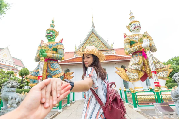 ボーイフレンドの手をリードする観光アジアの女性は 夜明けの仏寺 バンコクタイで旅行する — ストック写真