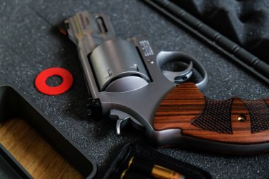 Tabanca metali 44 'lük .357 Magnum, ceketli yumuşak uçlu mermi.