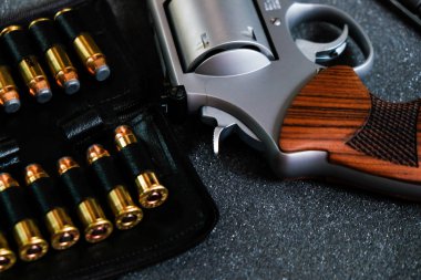 Tabanca metali 44 'lük .357 Magnum, ceketli yumuşak uçlu mermi.