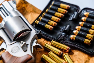 Tabanca metali 44 'lük .357 Magnum, ceketli yumuşak uçlu mermi.