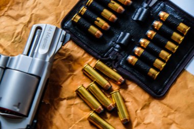Tabanca metali 44 'lük .357 Magnum, ceketli yumuşak uçlu mermi.