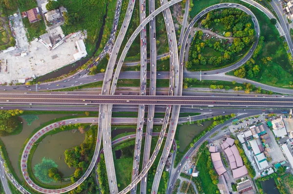 車の動きと都市交通ジャンクション道路の航空ビュー 運輸業界 — ストック写真