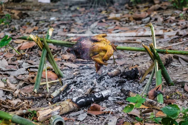 Orman Kampında Izgara Tavuk Macera Konsepti — Stok fotoğraf