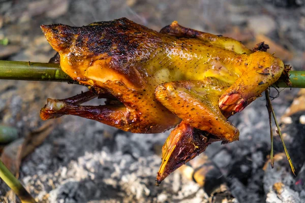 Kızarmış Tavuk Izgarası Dumanlı Yerel Köy Yemekleri — Stok fotoğraf