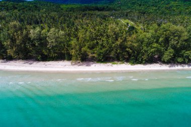 Şaşırtıcı deniz plajı turkuvaz su, doğa, hava manzarası.