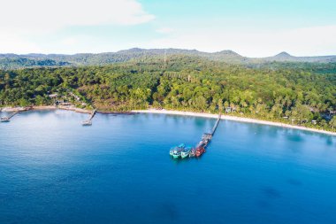 Şaşırtıcı deniz plajı turkuvaz su, doğa, hava manzarası.