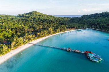 Şaşırtıcı deniz plajı turkuvaz su, doğa, hava manzarası.