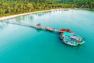 Şaşırtıcı deniz plajı turkuvaz su, doğa, hava manzarası.