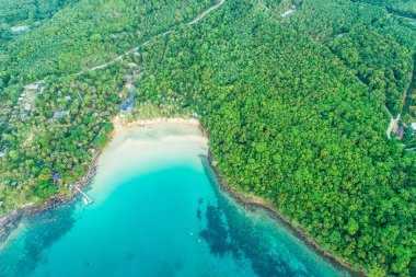 Şaşırtıcı deniz plajı turkuvaz su, doğa, hava manzarası.
