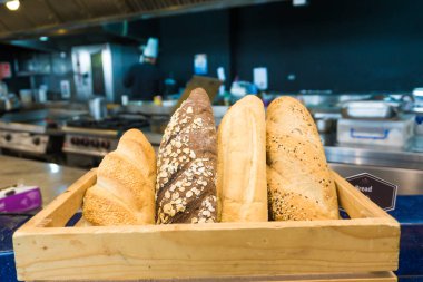 Koyu kepekli buğday ve beyaz ekmeğin karışımı, yemek kavramı.