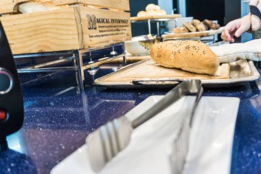 Koyu kepekli buğday ve beyaz ekmeğin karışımı, yemek kavramı.