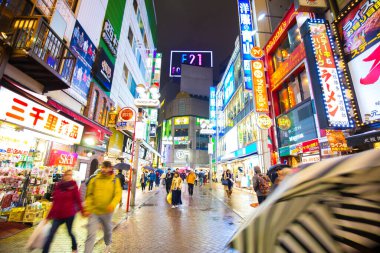 Tokyo, Japonya, 11 Nisan 2017 Shibuya kalabalık Shibuya 'da yaya geçidi ve yağmurlu. Shibuya, Tokyo 'da geceleri alışveriş yapılan özel bir koğuştur..
