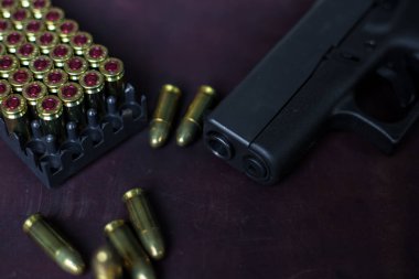 9mm Sub hergün modern silah taşır deri arka planda kurşun, cep tabancası