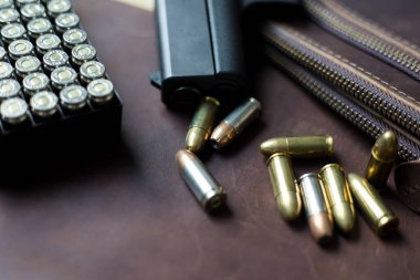 9mm Sub hergün modern silah taşır deri arka planda kurşun, cep tabancası