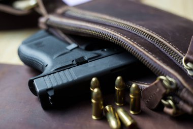 9mm Sub hergün modern silah taşır deri arka planda kurşun, cep tabancası